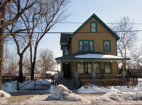 A-Christmas-Story-house-Cleveland-leg-lamp