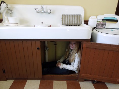 A-Christmas-Story-house-Cleveland-leg-lamp