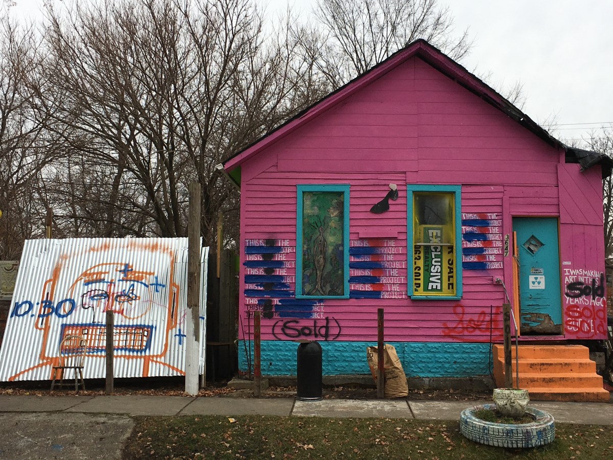 What does the Heidelberg Project look like? painted house