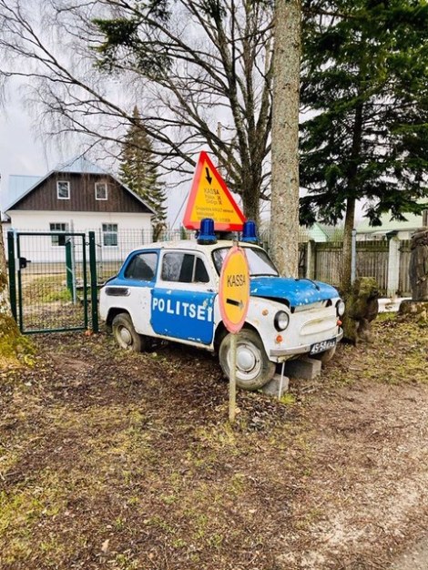 Pay at the police car